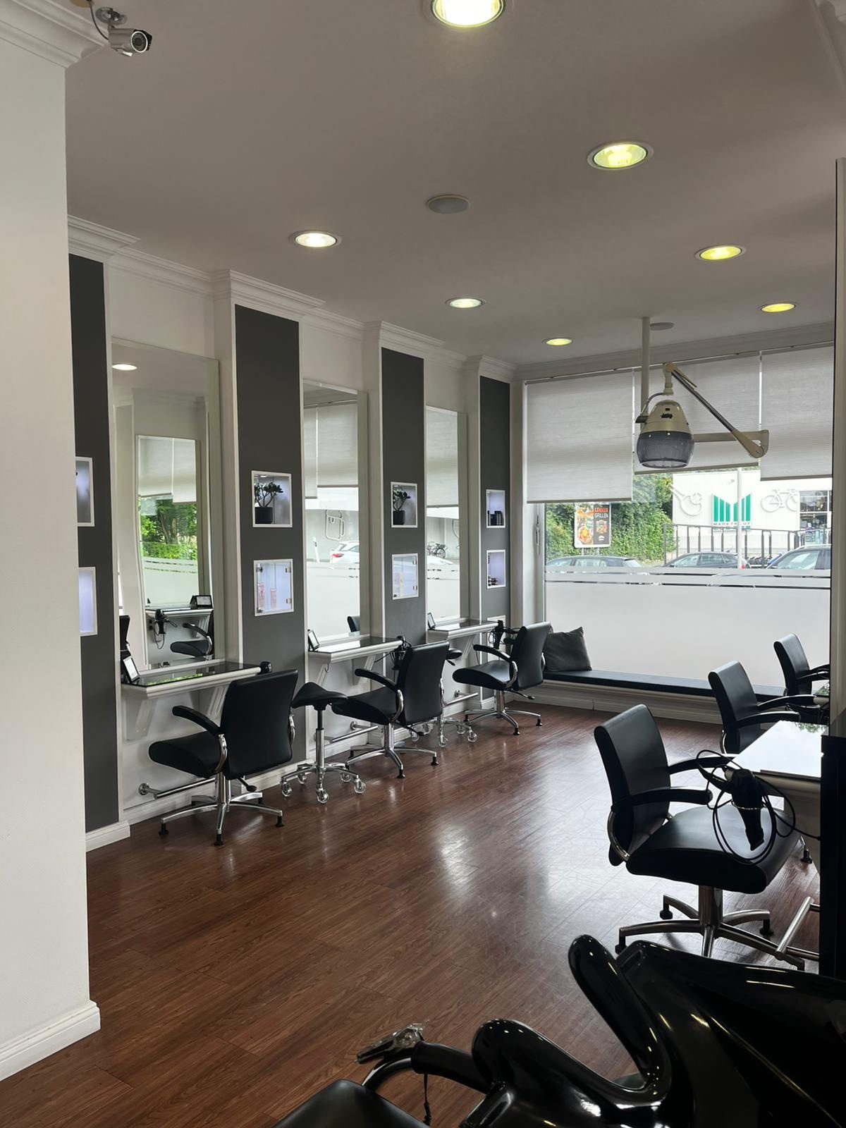 Salon Holter Straße — Bedienplätze am Fenster