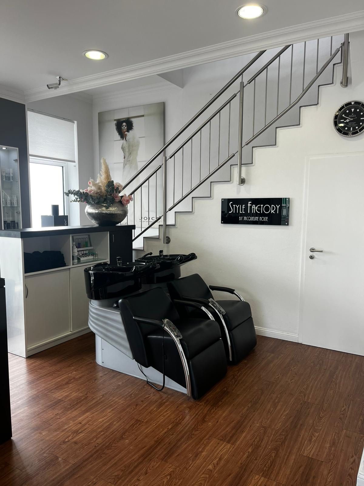 Salon Holter Straße — Waschbereich mit Treppe